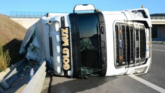 Kuzey Marmara'da tır devrildi