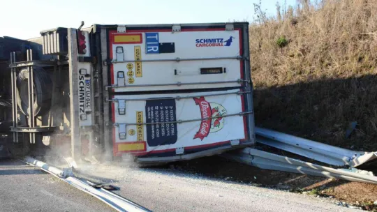 Kuzey Marmara'da tır devrildi