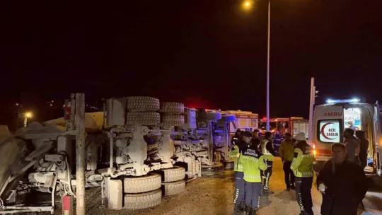 Beton mikseri devrildi: 2 yaralı