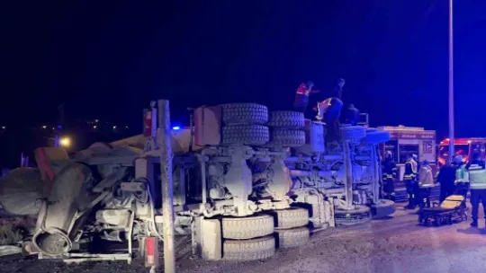 Beton mikseri devrildi: 2 yaralı