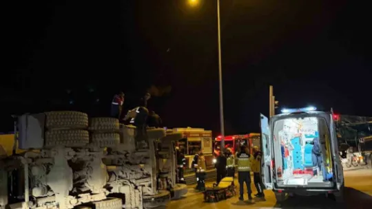 Beton mikseri devrildi: 2 yaralı