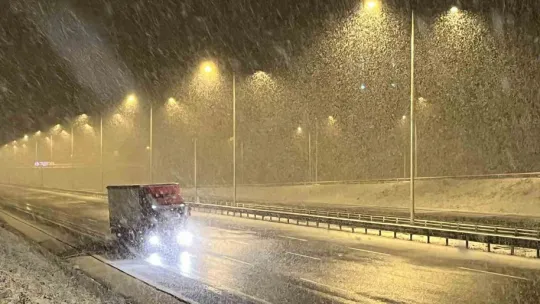 Kuzey Marmara Otoyolu Kocaeli geçişinde kar yağışı etkili oluyor