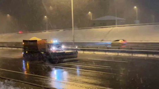 Kuzey Marmara Otoyolu Kocaeli geçişinde kar yağışı etkili oluyor