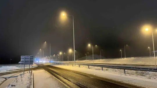 Kuzey Marmara Otoyolu Kocaeli geçişinde kar yağışı etkili oluyor