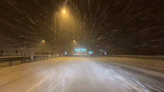 Kuzey Marmara Otoyolu Kocaeli geçişinde kar yağışı etkili oluyor