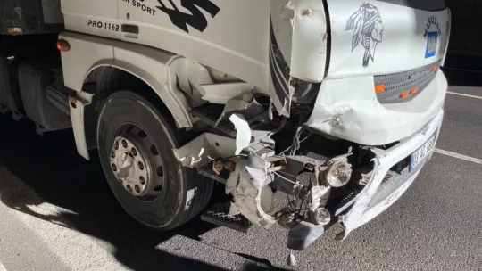 Arızalanan otomobile tır çarptı! Çok sayıda yaralı var
