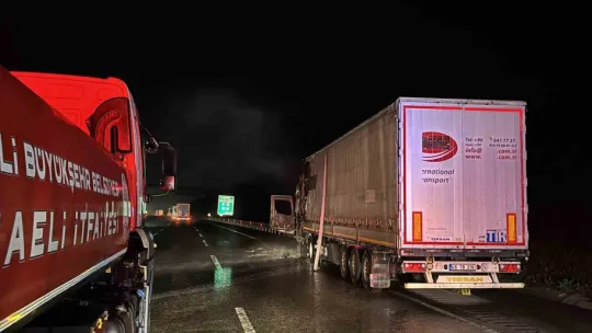 Kuzey Marmara Otoyolu'nda asit yüklü tır alev alev yandı