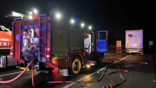 Kuzey Marmara Otoyolu'nda asit yüklü tır alev alev yandı
