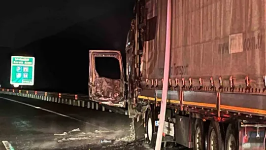 Kuzey Marmara Otoyolu'nda asit yüklü tır alev alev yandı