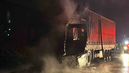 Kuzey Marmara Otoyolu'nda asit yüklü tır alev alev yandı