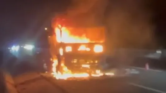Kuzey Marmara Otoyolu'nda asit yüklü tır alev alev yandı