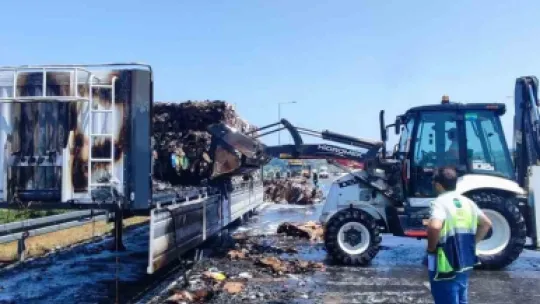 Hurda kağıt yüklü tır dorsesi alevlere teslim oldu