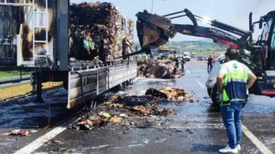 Hurda kağıt yüklü tır dorsesi alevlere teslim oldu