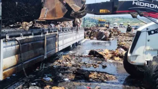 Hurda kağıt yüklü tır dorsesi alevlere teslim oldu
