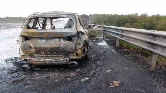 Kuzey Marmara Otoyolu'nda iki otomobil alev topuna döndü: 4 yaralı