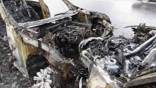 Kuzey Marmara Otoyolu'nda iki otomobil alev topuna döndü: 4 yaralı