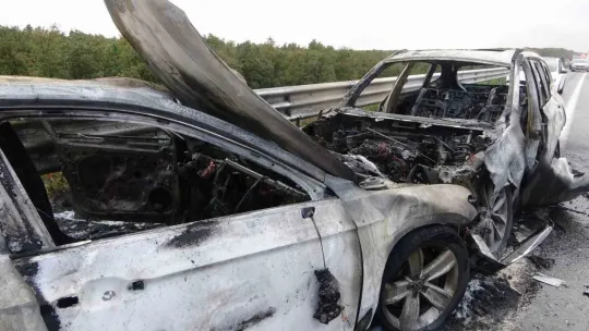 Kuzey Marmara Otoyolu'nda iki otomobil alev topuna döndü: 4 yaralı