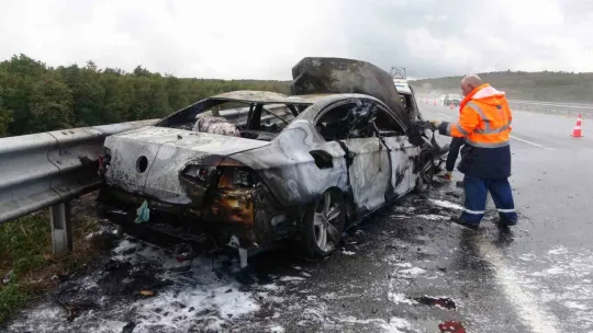 Kuzey Marmara Otoyolu'nda iki otomobil alev topuna döndü: 4 yaralı
