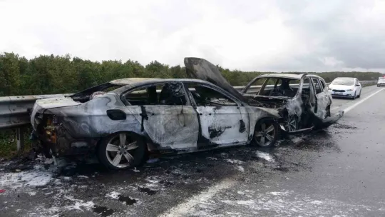 Kuzey Marmara Otoyolu'nda iki otomobil alev topuna döndü: 4 yaralı