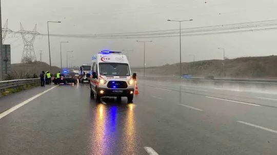 Lüks otomobil tıra çarptı: 2'si ağır 3 yaralı