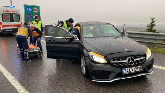 Lüks otomobil tıra çarptı: 2'si ağır 3 yaralı