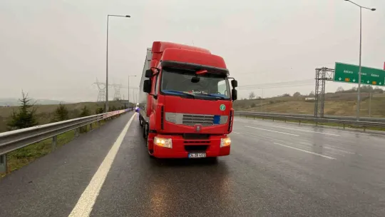 Lüks otomobil tıra çarptı: 2'si ağır 3 yaralı