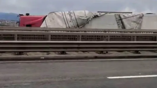 Kuzey Marmara Otoyolu'nda şiddetli fırtına: 2 tır devrildi