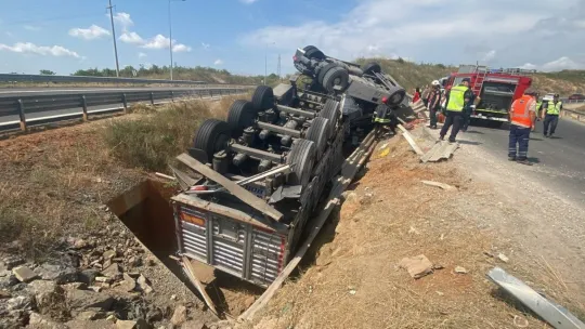 Kuzey Marmara Otoyolu'nda tır devrildi: 1 ölü