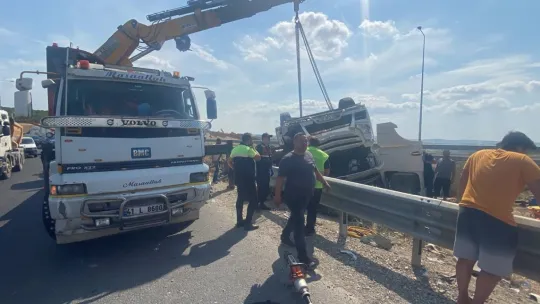 Kuzey Marmara Otoyolu'nda tır devrildi: 1 ölü