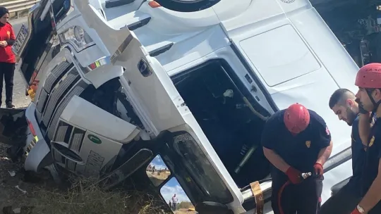Kuzey Marmara Otoyolu'nda tır devrildi: 1 ölü