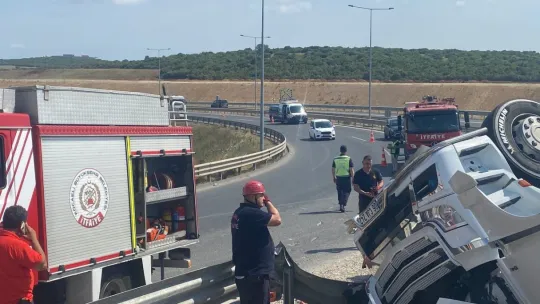 Kuzey Marmara Otoyolu'nda tır devrildi: 1 ölü