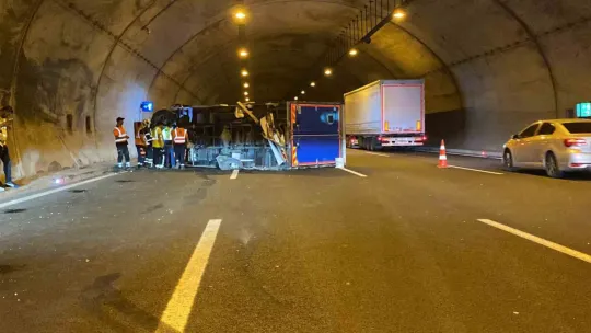 Kuzey Marmara Otoyolu'nda tünel içinde kaza: 1'i çocuk 3 yaralı