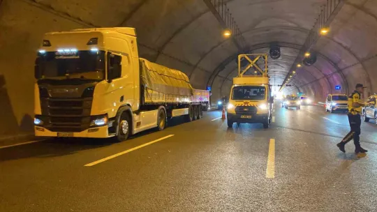 Kuzey Marmara Otoyolu'nda tünel içinde kaza: 1'i çocuk 3 yaralı