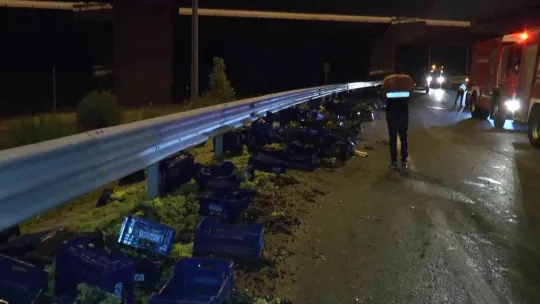 Kuzey Marmara Otoyolu'nda kamyon devrildi: 1'i ağır 2 yaralı