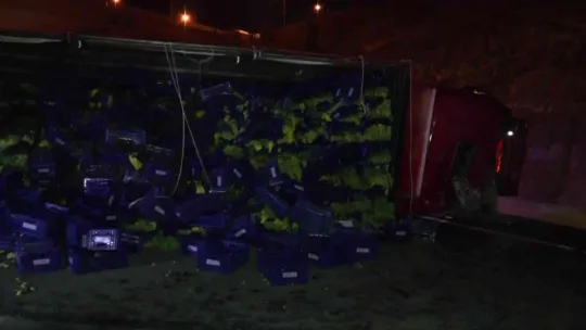 Kuzey Marmara Otoyolu'nda kamyon devrildi: 1'i ağır 2 yaralı