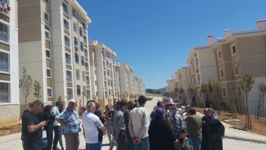 Lağım suları evlerinin içine dolan site sakinleri isyan etti