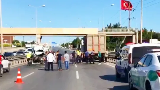 Emniyet şeridine park eden kamyona otomobil çarptı