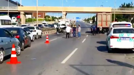 Emniyet şeridine park eden kamyona otomobil çarptı