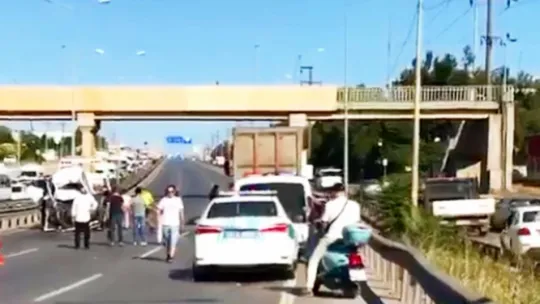 Emniyet şeridine park eden kamyona otomobil çarptı