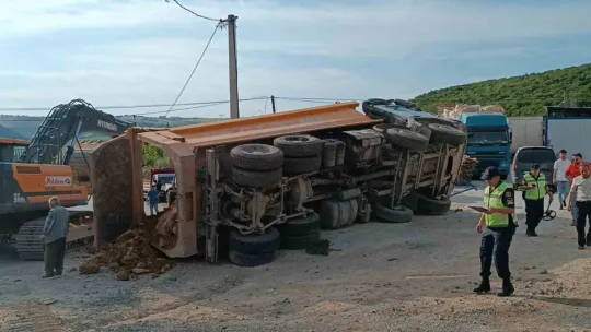 Lastiği patlayan hafriyat kamyonu başka bir araca çarpıp devrildi