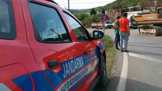 Lastiği patlayan hafriyat kamyonu başka bir araca çarpıp devrildi
