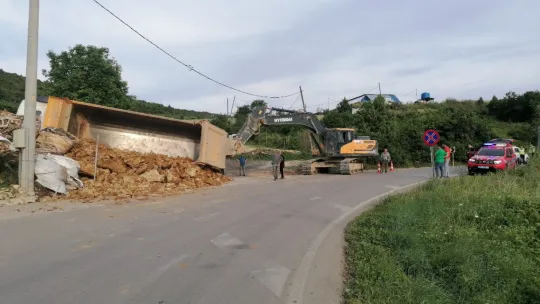Lastiği patlayan hafriyat kamyonu başka bir araca çarpıp devrildi