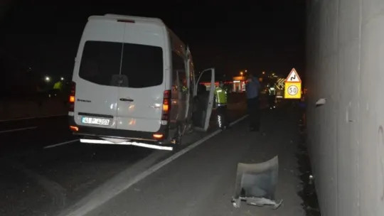 Lastiği patlayan işçi servisi bariyerlere çarptı!
