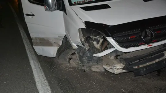 Lastiği patlayan işçi servisi bariyerlere çarptı!