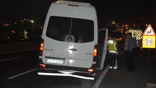 Lastiği patlayan işçi servisi bariyerlere çarptı!