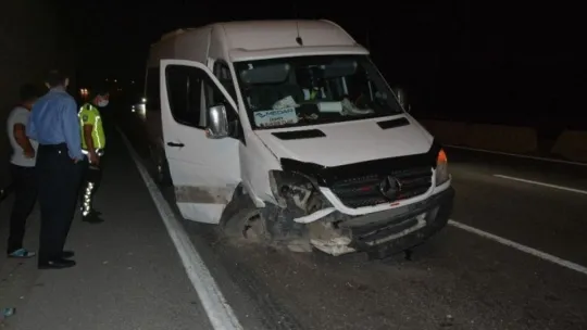 Lastiği patlayan işçi servisi bariyerlere çarptı!