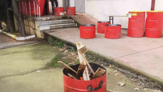 Öğrenciler depremzedeler için soba üretiyor