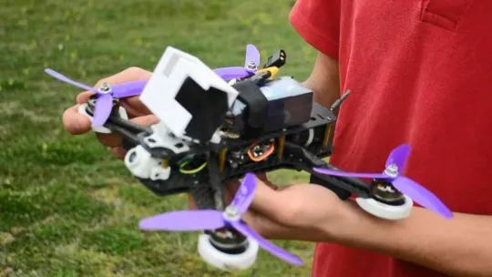 Lise öğrencisi saatte 200 kilometre hıza çıkabilen yarış dronu yaptı
