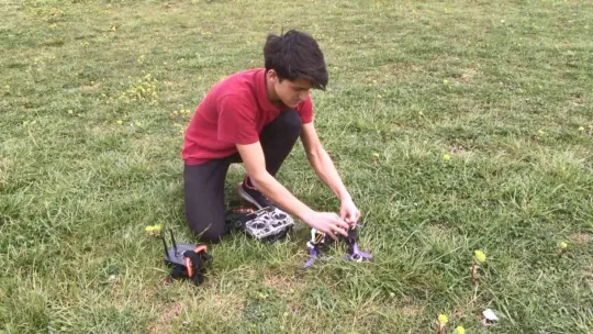 Lise öğrencisi saatte 200 kilometre hıza çıkabilen yarış dronu yaptı