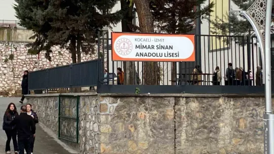 Lisede 3. kattan düşen öğrenci ağır yaralı